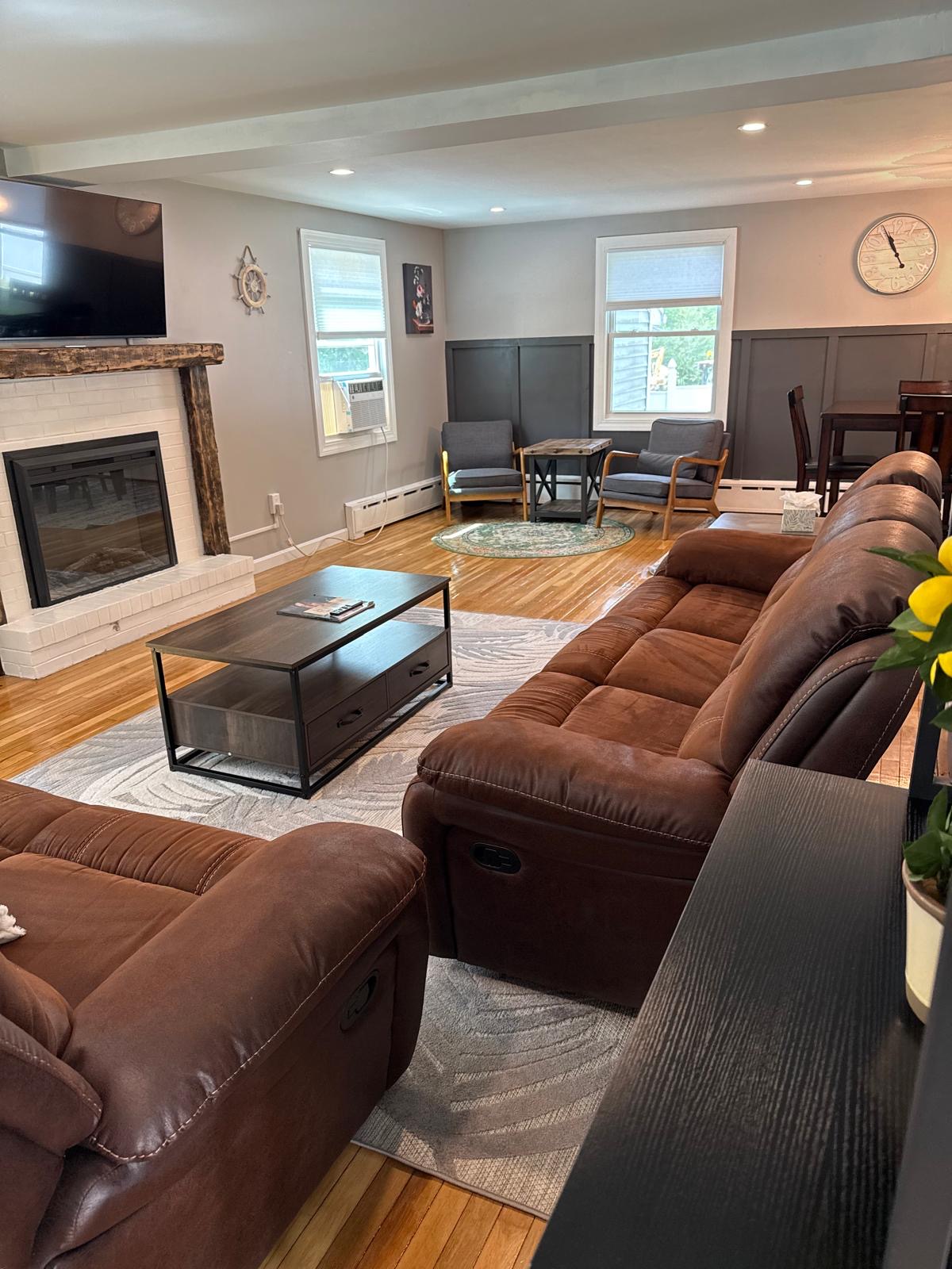 Living room cleaned by Tavares Cleaning